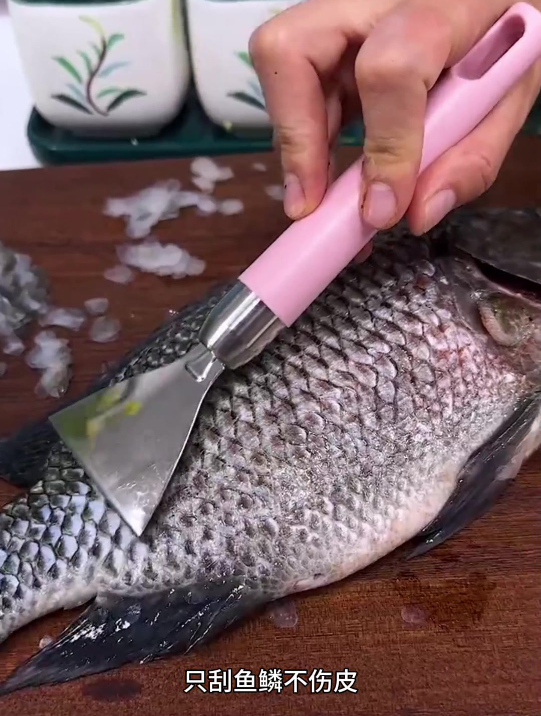 谁还用菜刀刮鱼鳞,瞧上海人这样弄,3秒一条太方便了