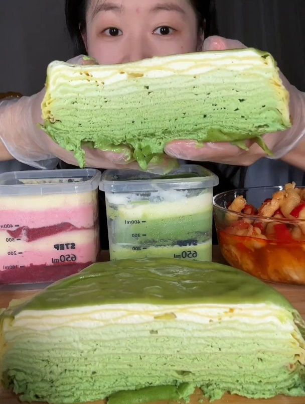 抹茶开心果千层蛋糕真的好好吃,草莓罐子和抹茶罐子也真的爱了