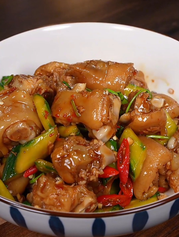 天热猪脚别总是炖汤了,像我这样做个凉拌猪脚,香辣可口