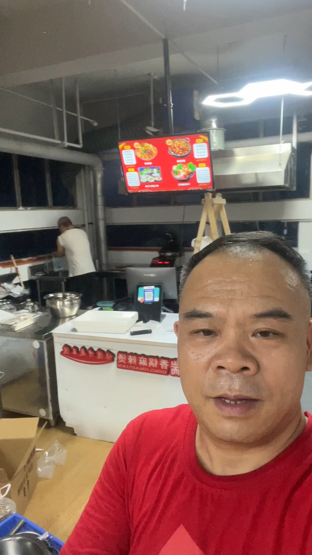 全部采用机器人操作的麻辣香锅和麻辣烫