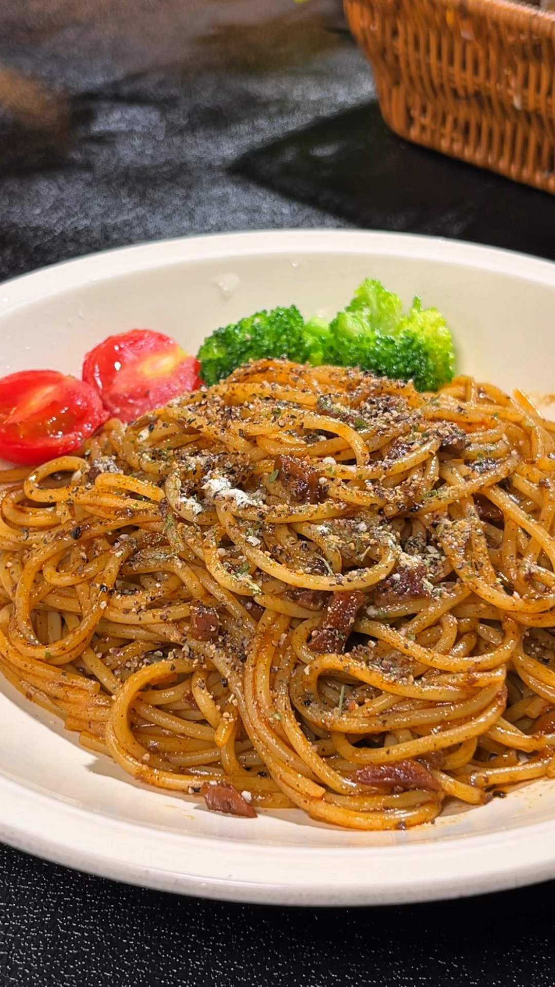 在家也能做出和西餐厅一样好吃的意大利面,面条裹着酱汁太好吃