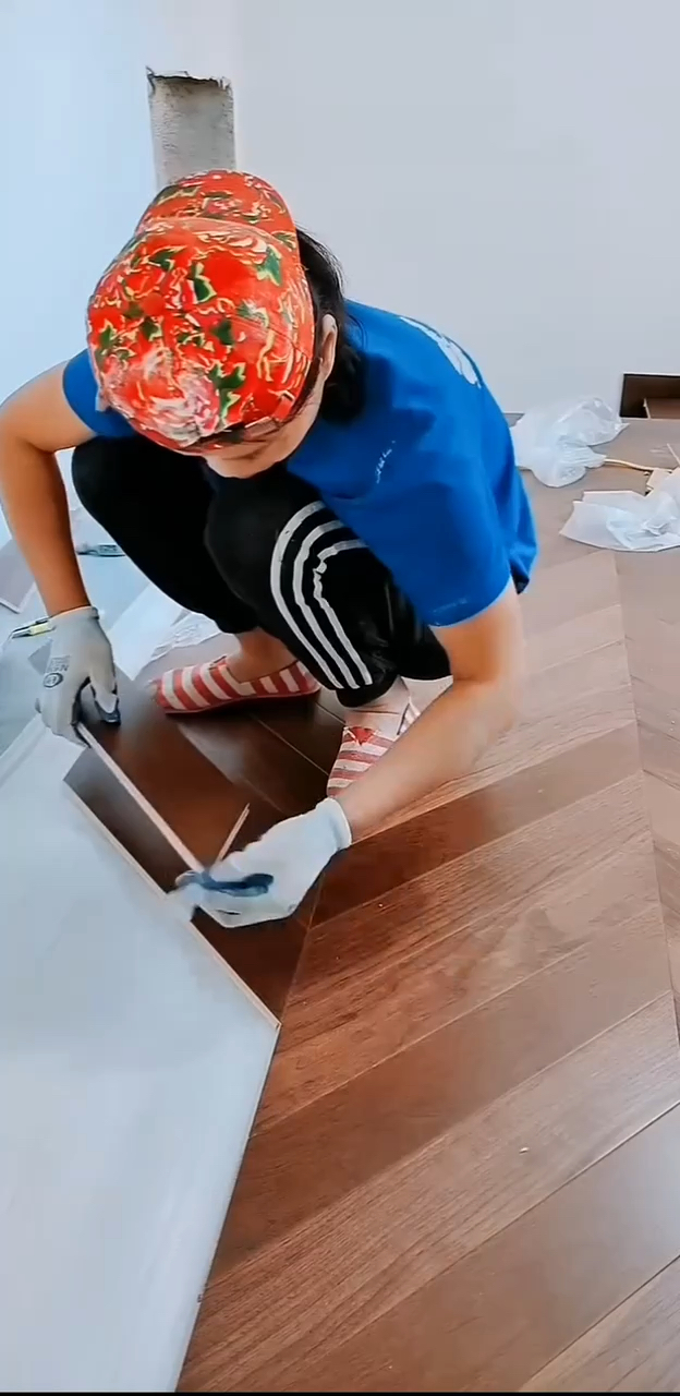 鱼骨拼木地板铺贴施工