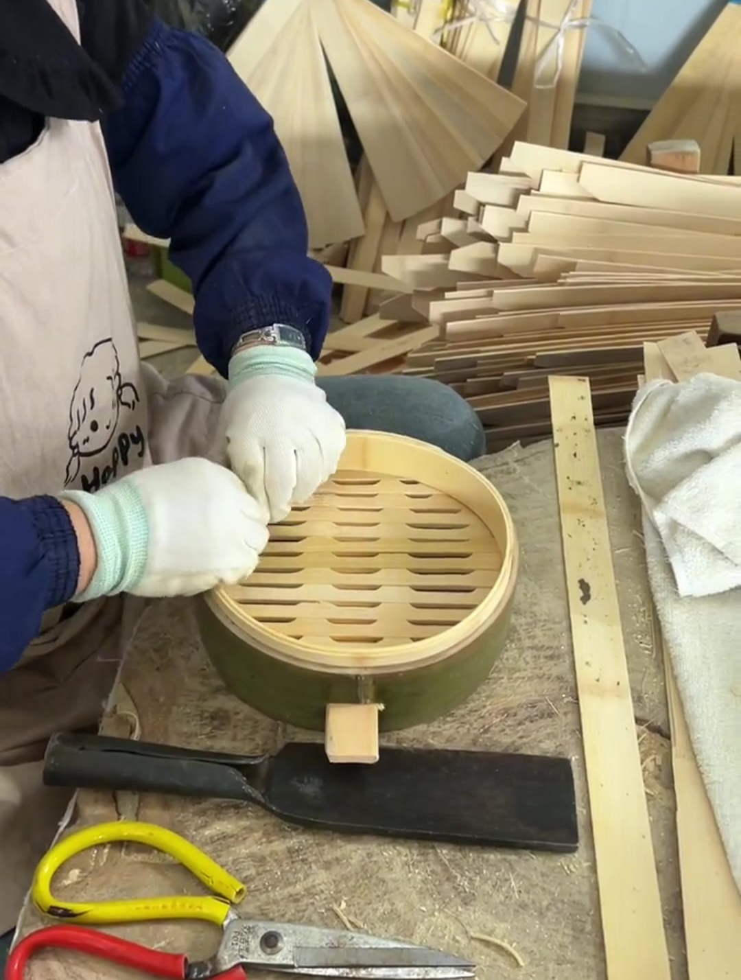 农村老箆匠制作的蒸屉,用来蒸小笼包,这手艺不错吧