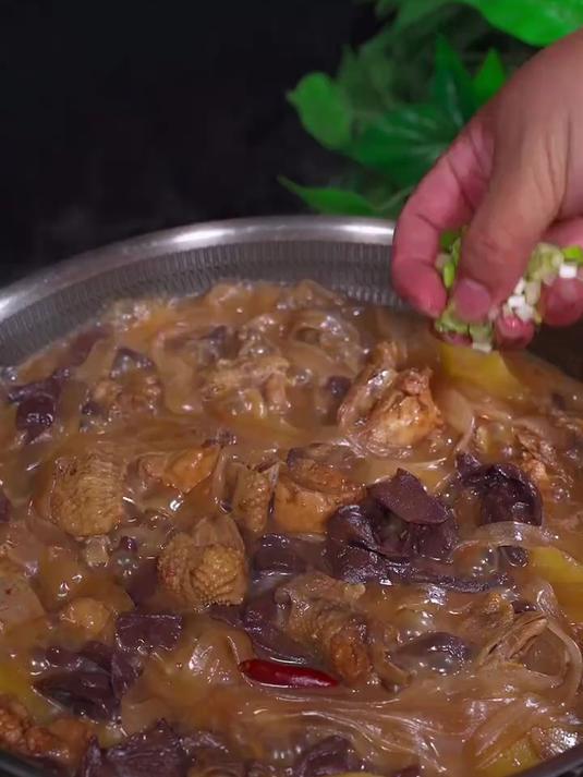 东北特色小鸡炖蘑菇,鸡肉软烂脱骨