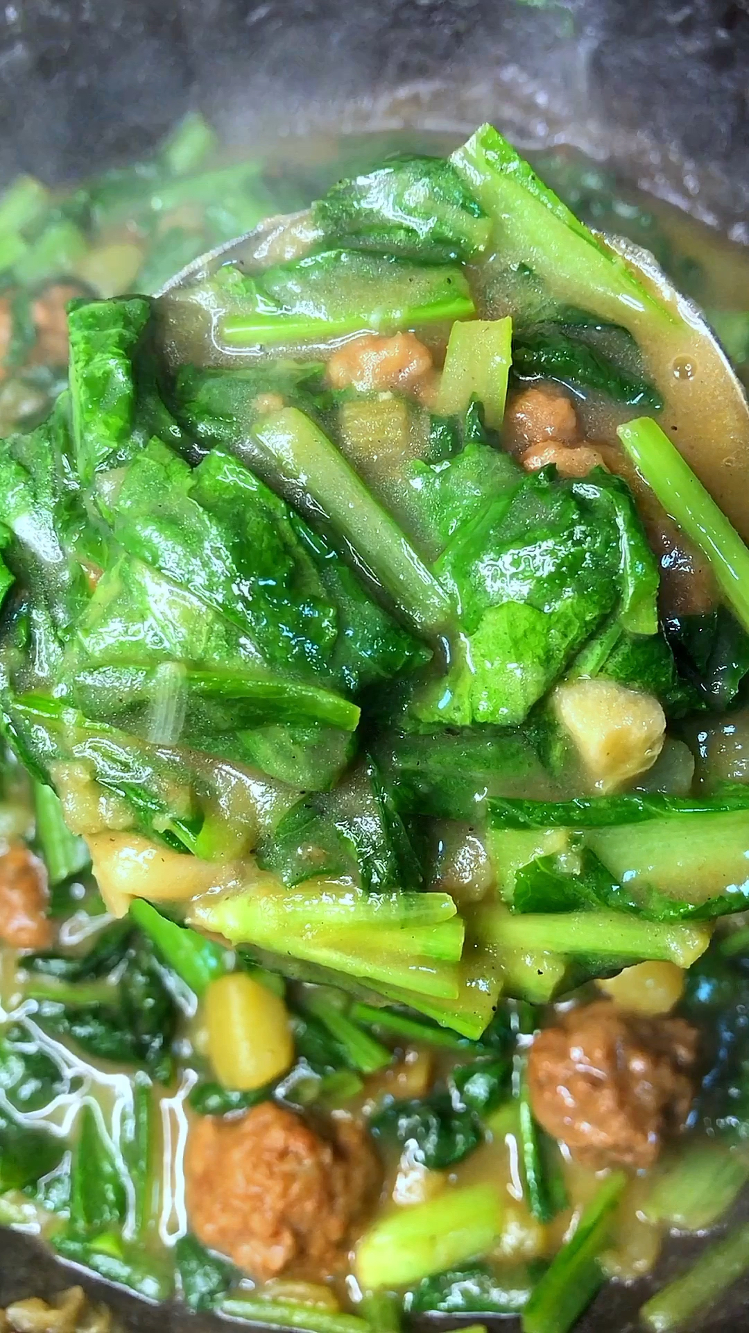 在家用土豆和小白菜做一道家常菜