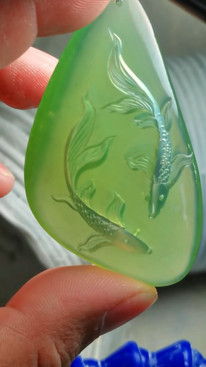 分享手工玉石雕刻阴雕过程,3D视觉效果,石头里游泳的鱼!