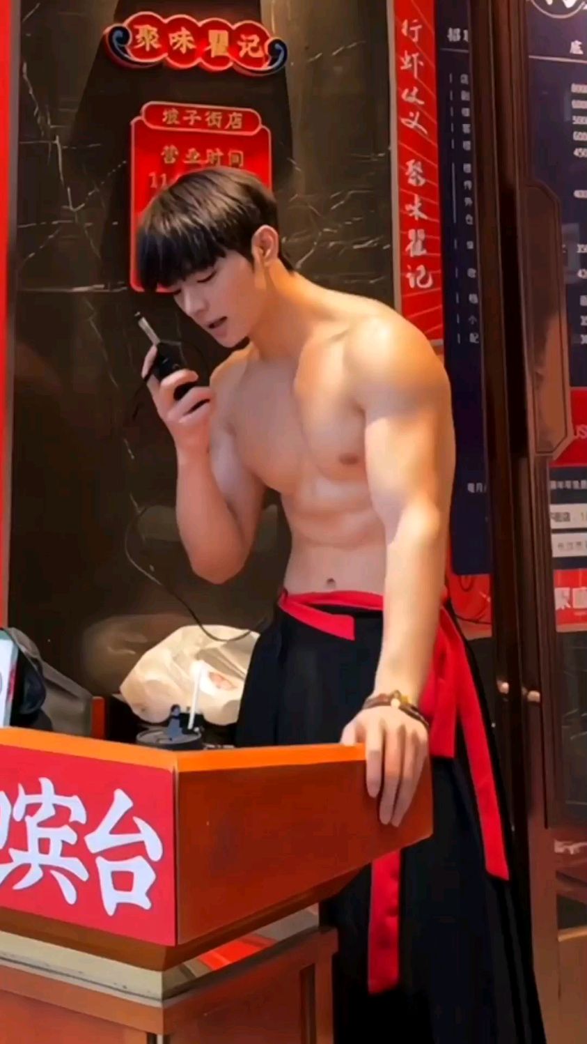 龙虾馆做促销请男模走秀,这气质简直让人炸裂,男模个个帅气十足