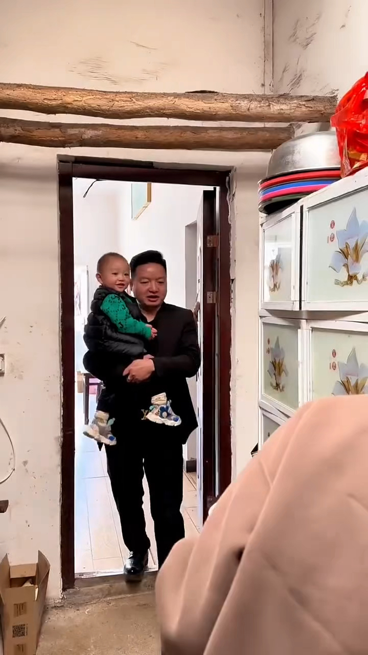 今天把土鸡杀了几只给老婆吃,一年以上的土鸡做成风干鸡非常香