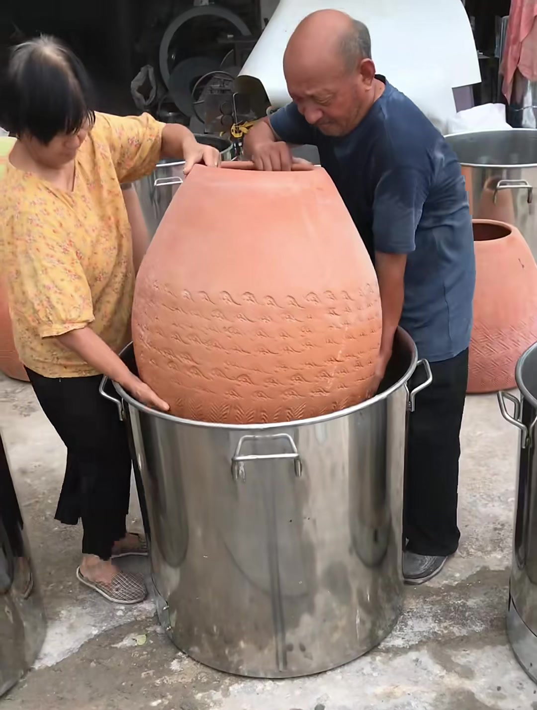 老师傅制作老式烧饼炉子,铁桶里装陶罐,最后用水泥封口