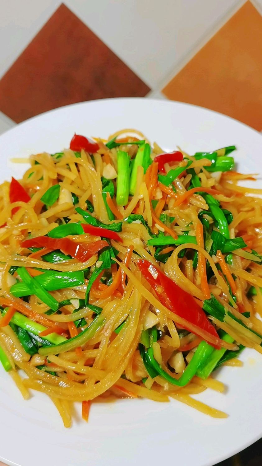 从小吃到大的土豆丝炒韭菜 像我这么做酸辣脆爽 卷饼配米饭都好吃