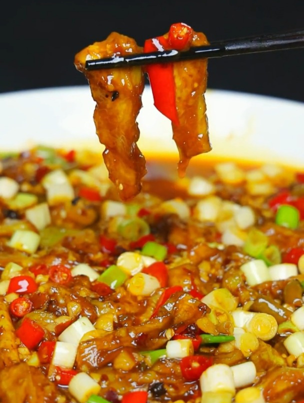 今天做一道经典川菜鱼香茄子,酸甜适口,相当的下饭!