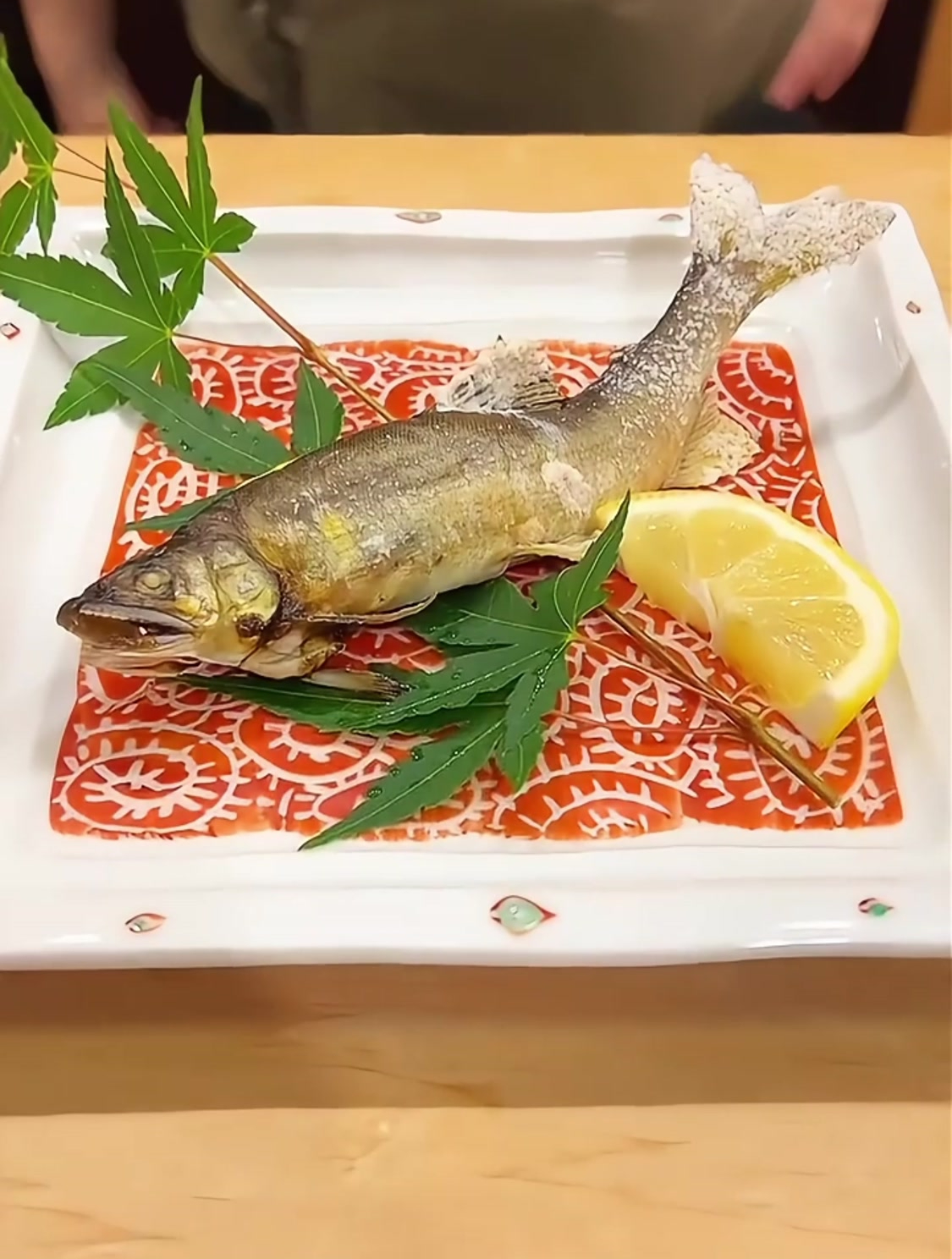 日式烤香鱼:炭火慢烤,鱼香四溢,带你领略日式风情的美味佳肴!