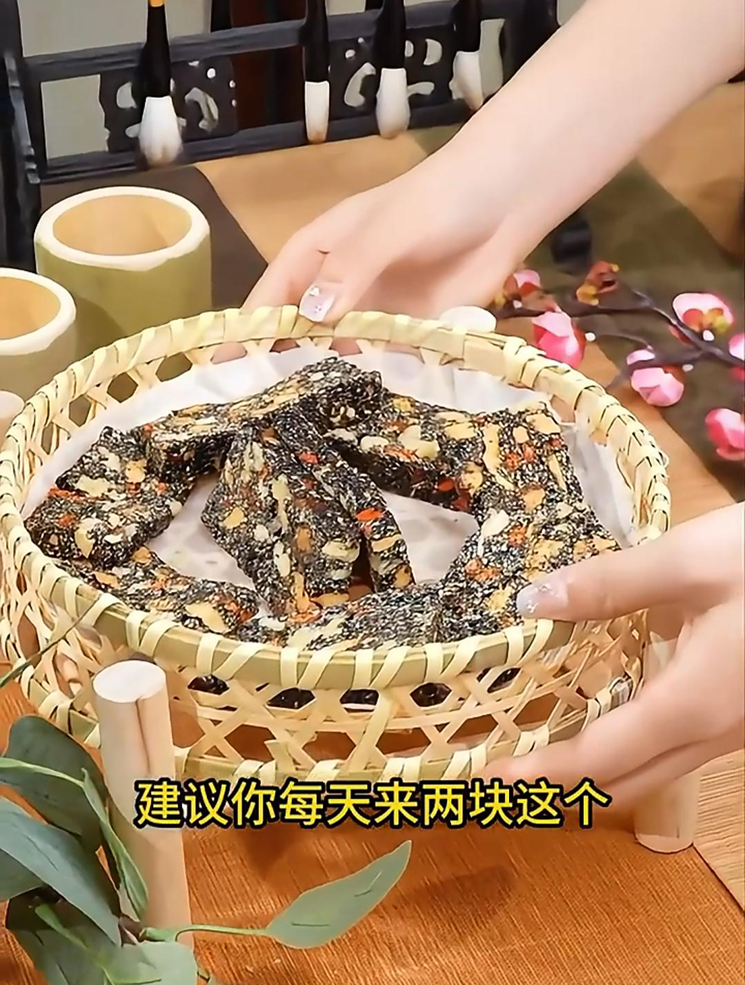 建议你每天来两块这个,东阿阿胶糕,纯手工熬制的