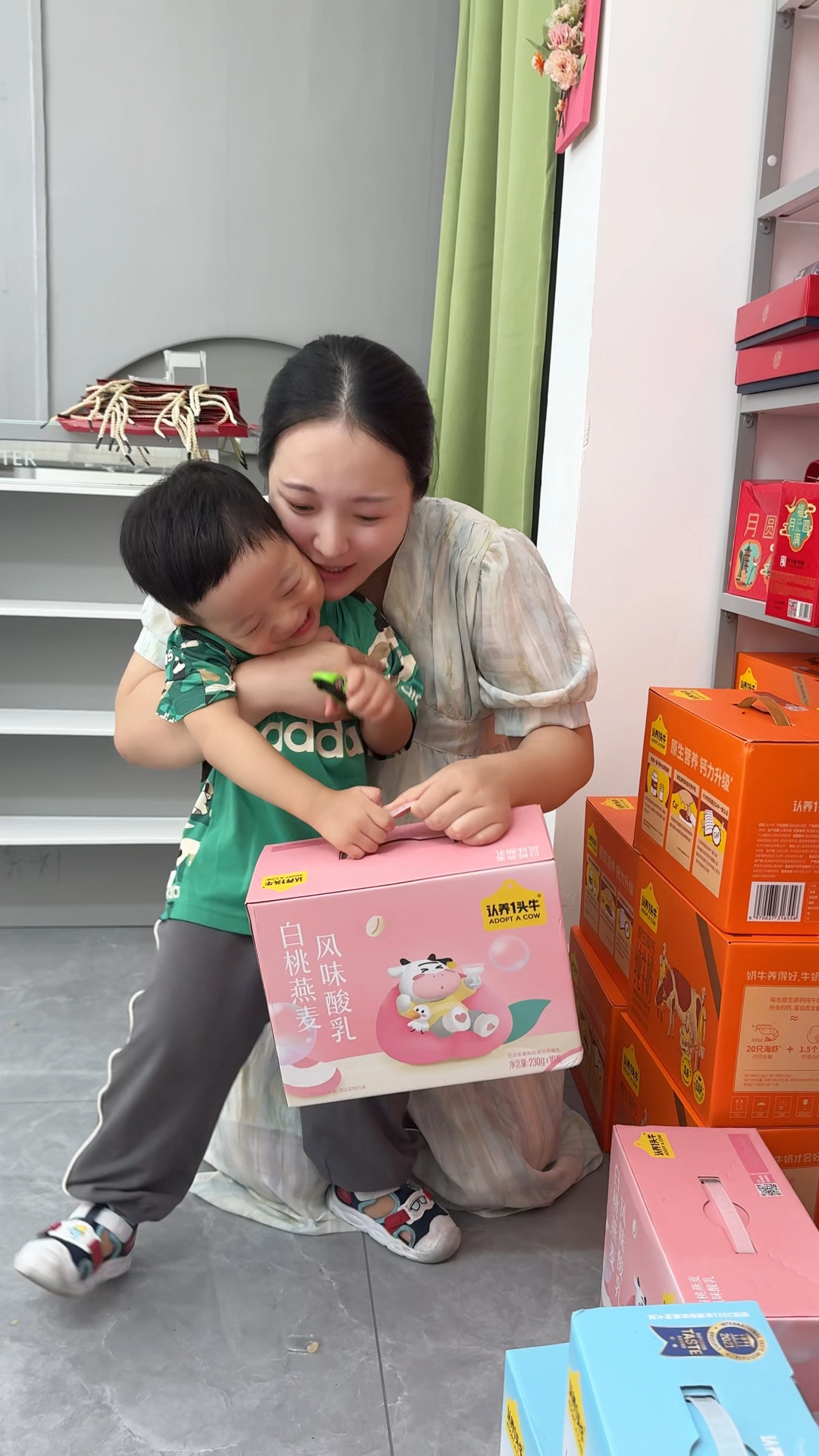 你们都提前买好中秋礼物了嘛,儿子已经提着一箱奶去丈母娘家了