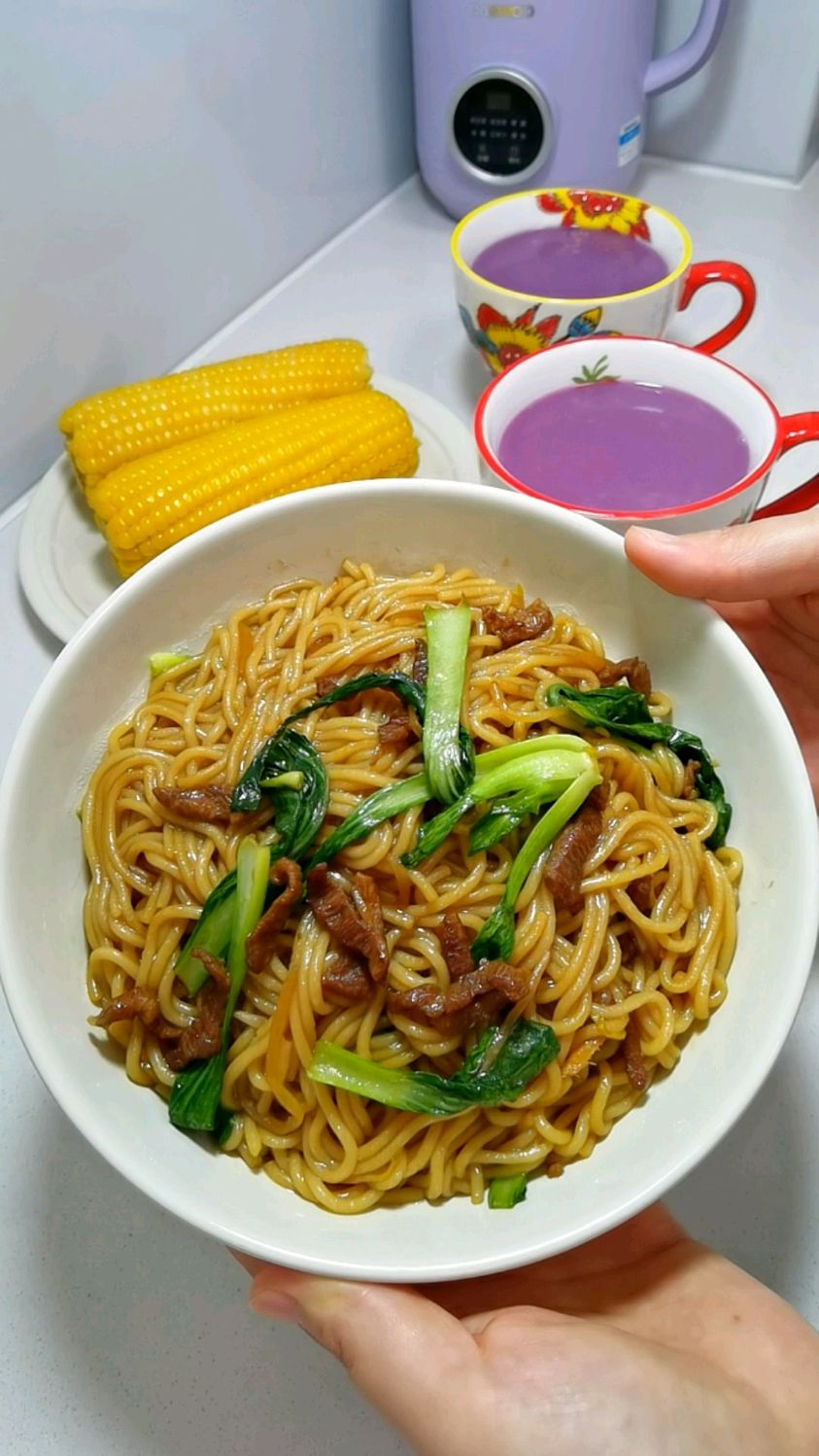 太喜欢这样的早餐了,肉丝炒米粉,搭配山药紫薯米糊,好做又好吃
