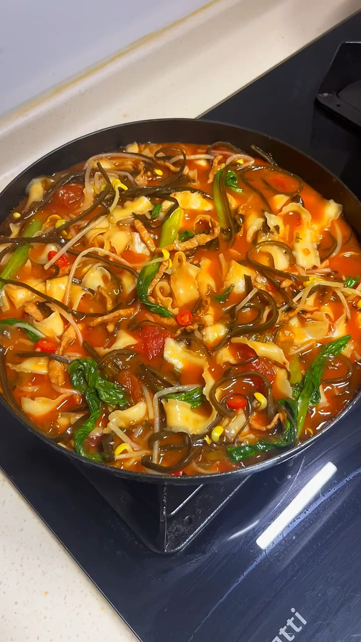 老妈做的酸菜肉丝刀削面 酸辣入味太过瘾了