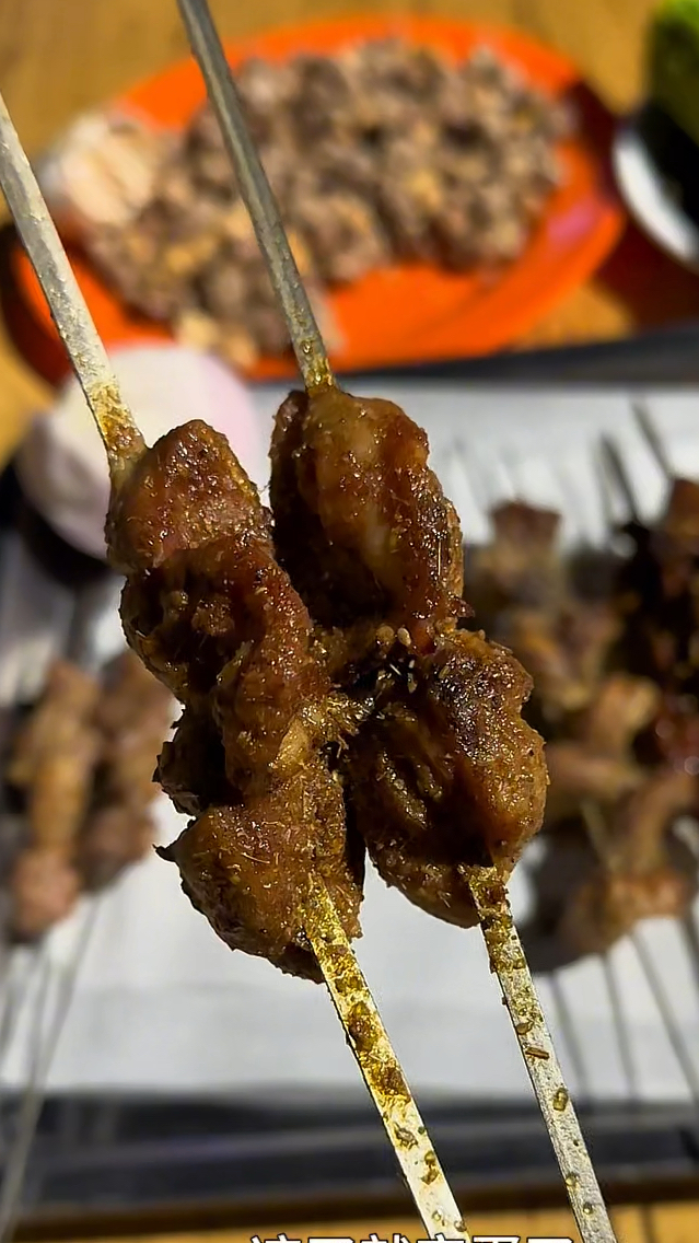 喝啤酒吃烧烤,放松解压,享受生活!加油!干杯!