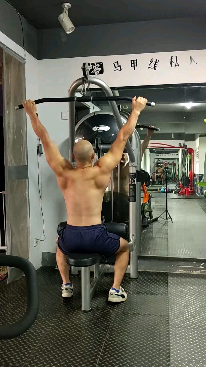 光头肌肉男背部训练