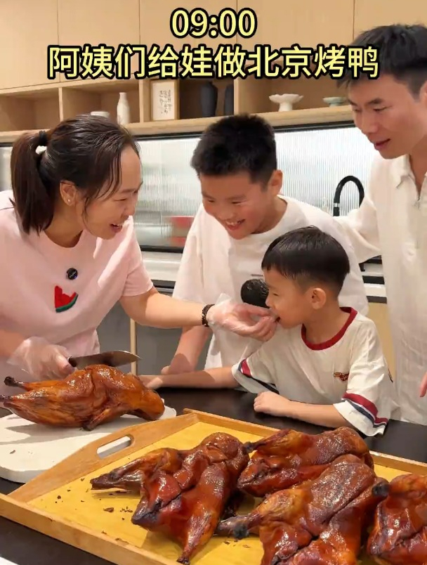 程阿姨和丽姐一大早给娃们做了一大锅北京烤鸭……