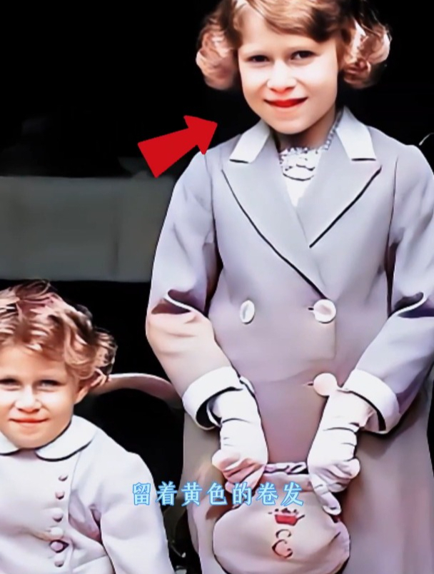 1933年,7岁的伊丽莎白公主和3岁的妹妹玛格丽特公主的珍贵合影