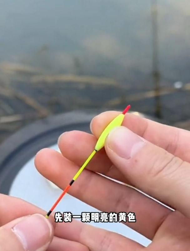 长竿钓鱼看不清浮漂,就会错失很多鱼口,老钓友这样解决!