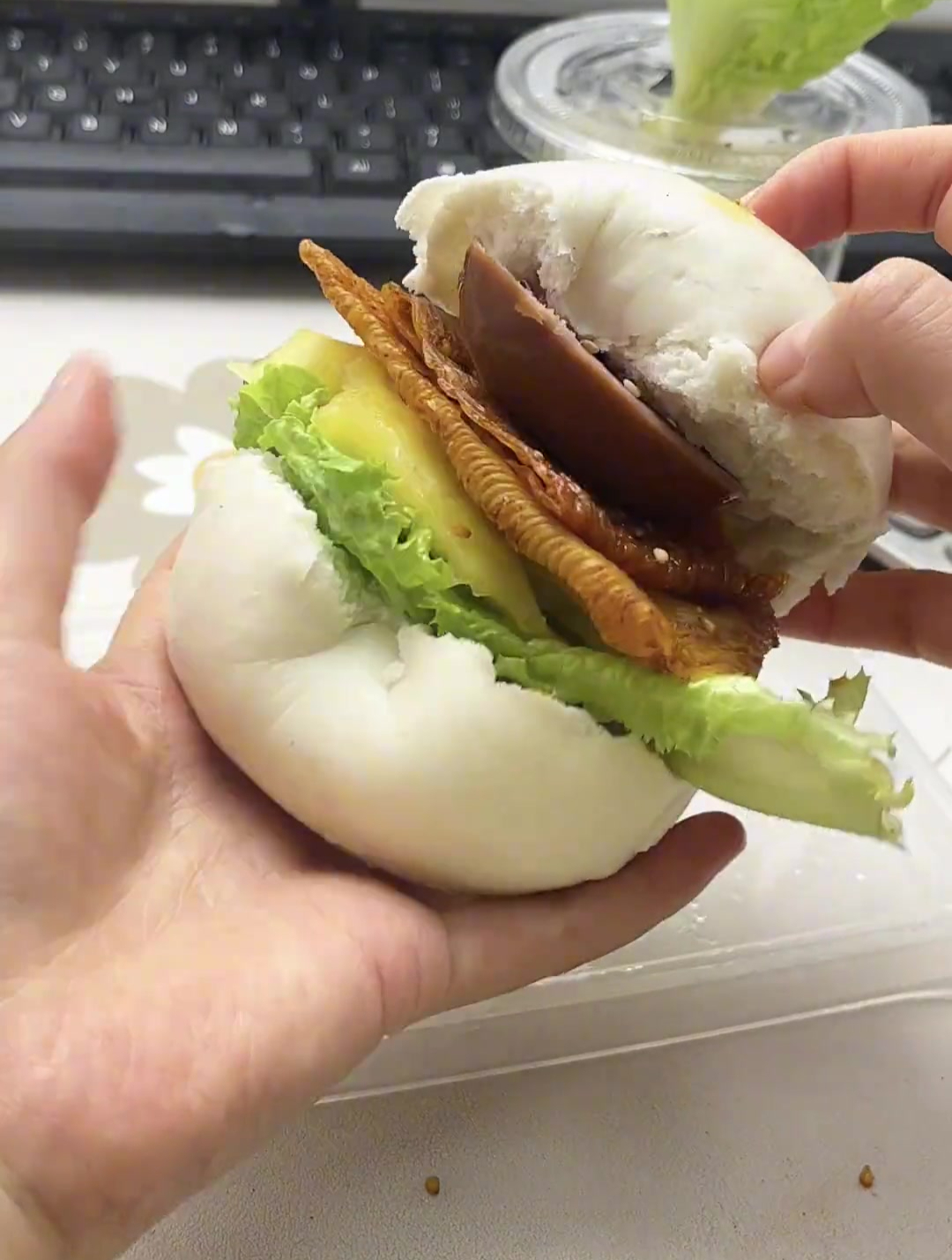 上班带饭第76天,姐妹们,今天的中式汉堡有菠萝哦