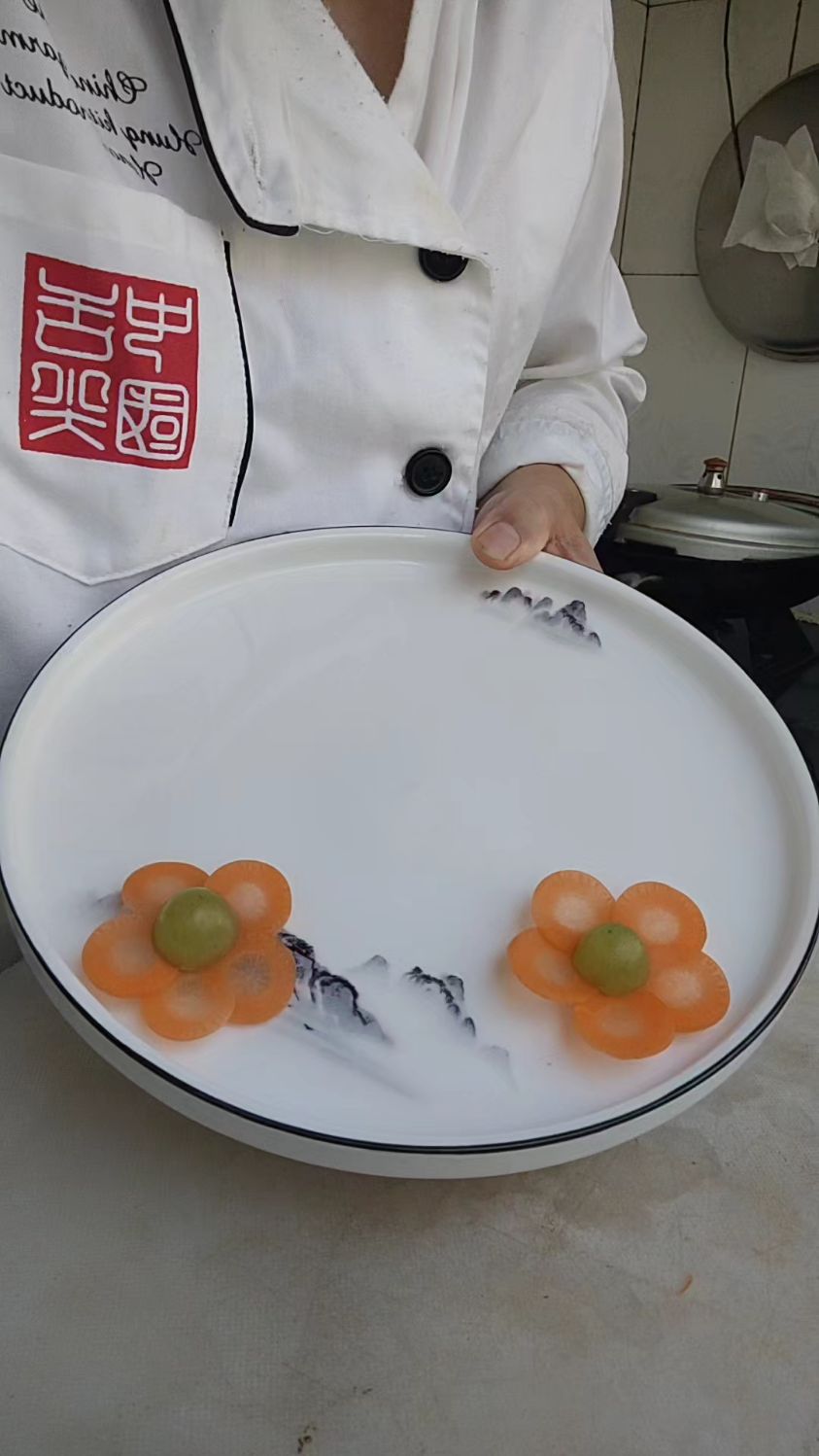 在家做菜,像我这样装饰菜肴更有面子,关键简单一看就会