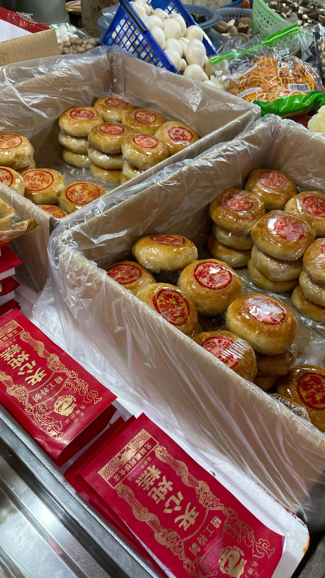 一年一度的潮汕中秋月饼、糕点陆续上市,品种繁多,大开眼界了