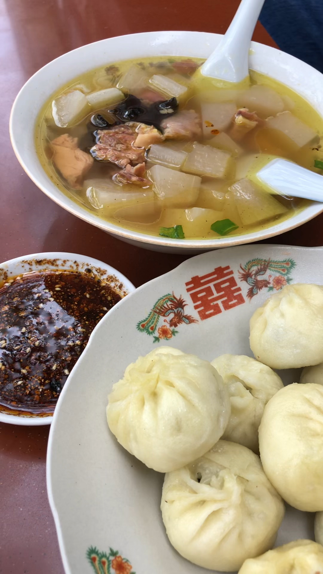 到宁强啦,尝尝当地美食鸡汤小笼包、麻辣鸡和汤面皮