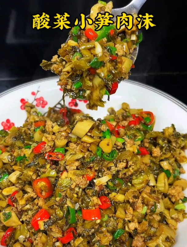 做法简单,下饭又好吃的酸菜小笋,是我们家必备的菜