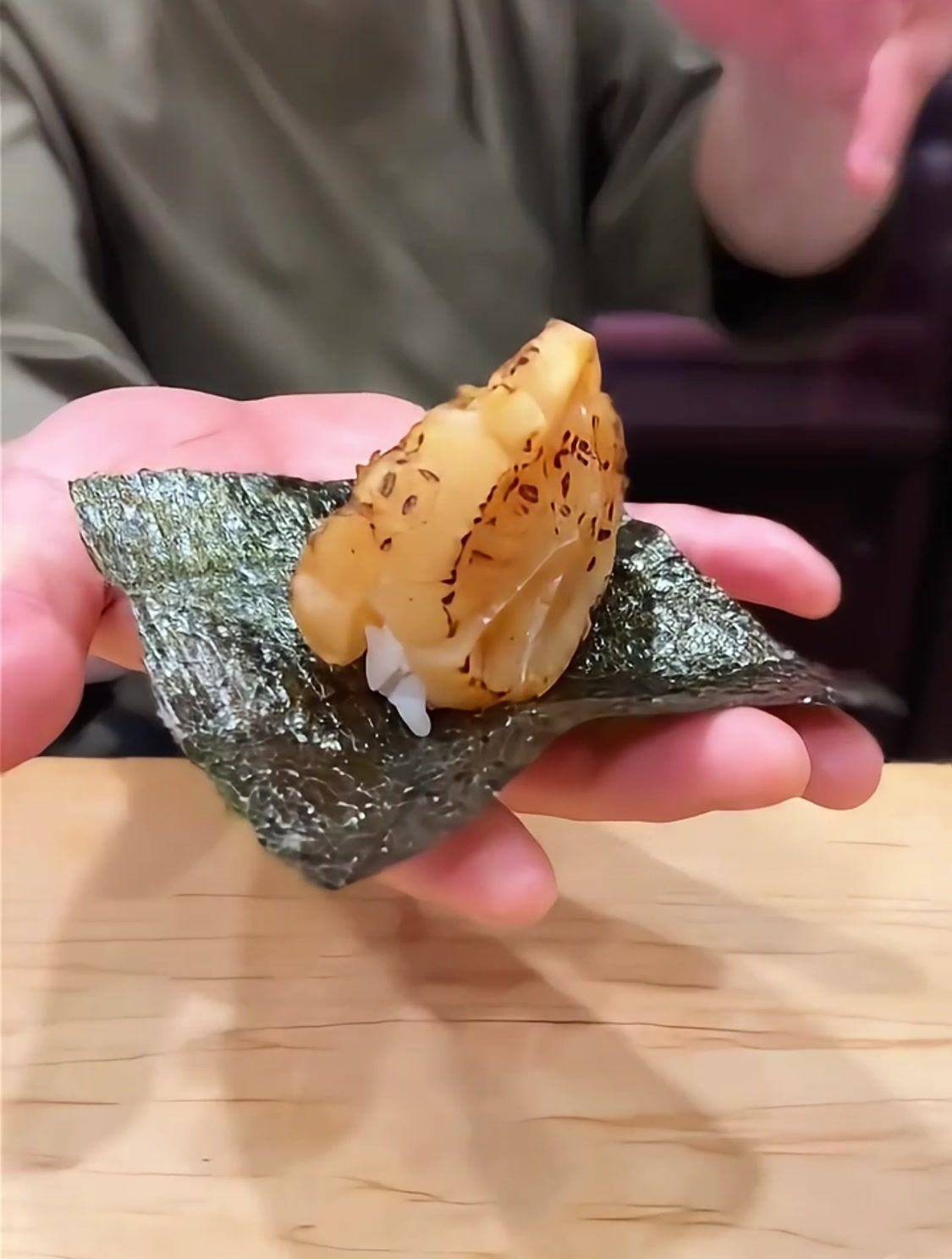 腌制入味,炙烤扇贝香四溢——手握寿司,一口尽享日式风情!