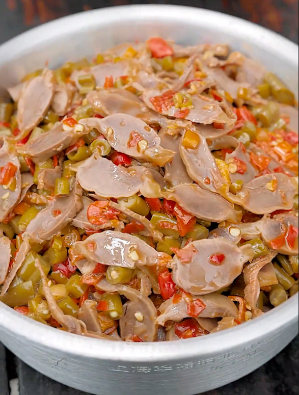 平时没什么胃口的,试试这个酸豆角鸡杂