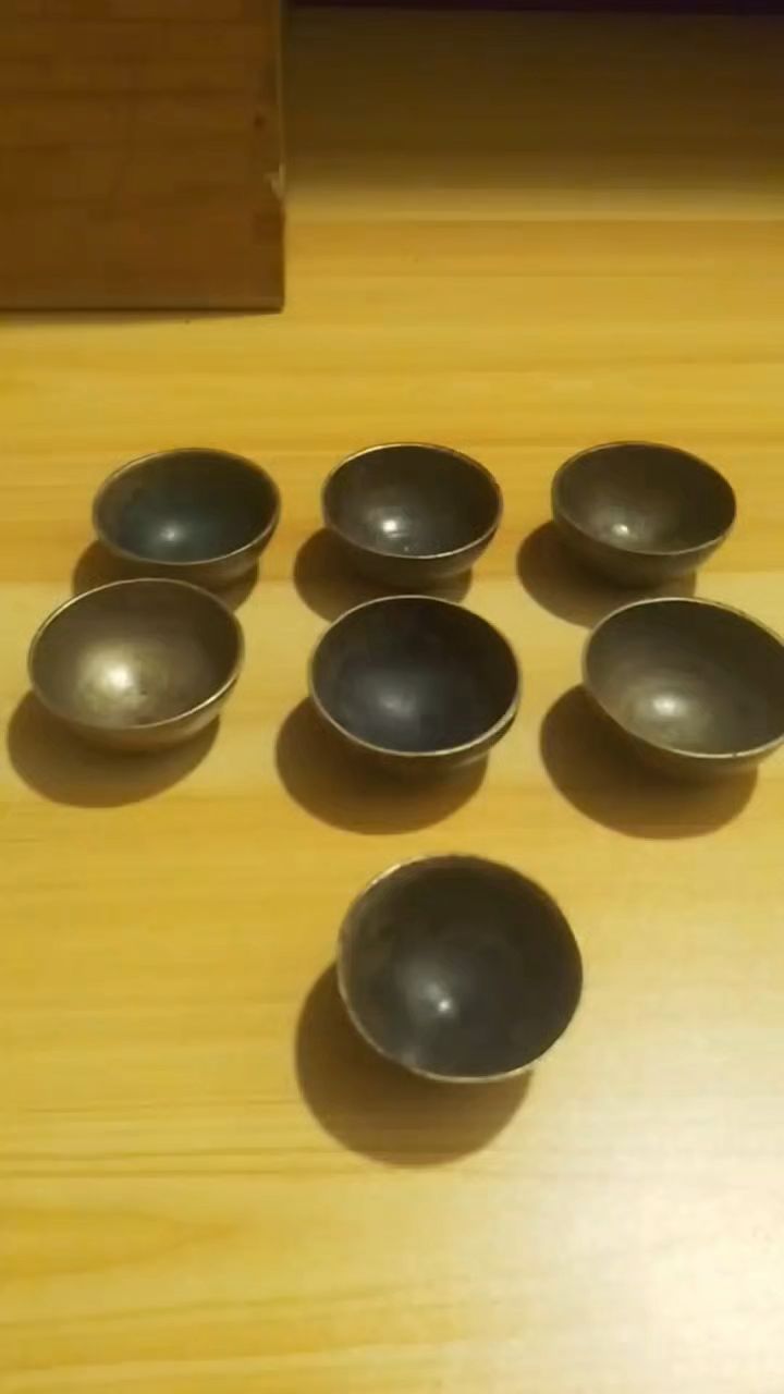 这些都是晚清民国时期保存下来的铜碗和铜锁,很有年代感,仿佛～