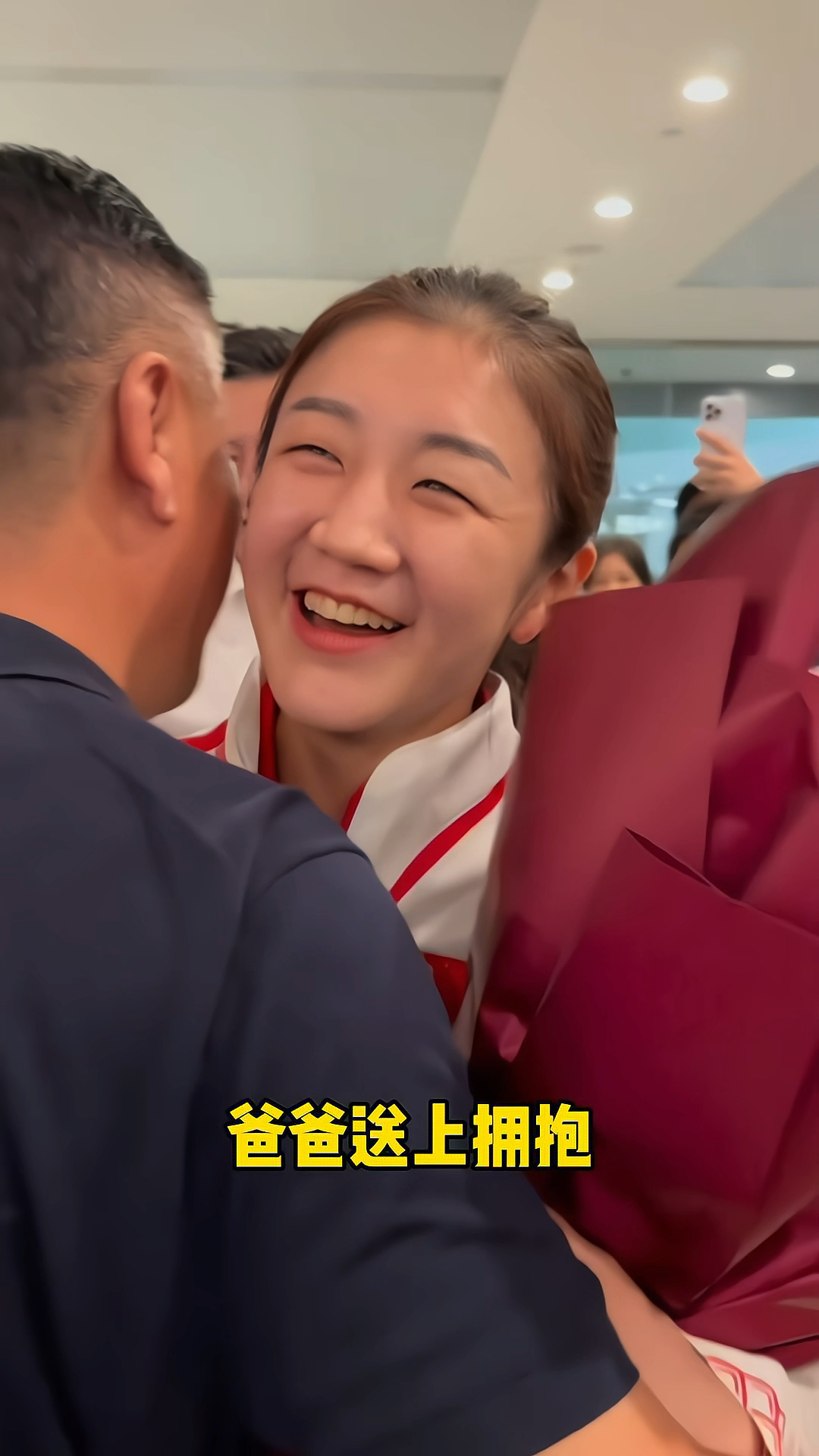 陈梦回青岛了,鲜花、蛋糕、舞狮多种仪式欢迎她回家!#陈梦