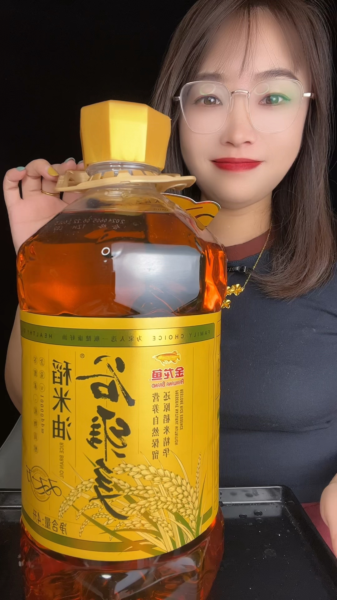 金龙鱼谷维多稻米油,来喽