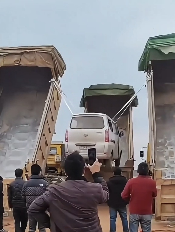 三辆卡车一台戏,驾着面包车往上提,上斗不再用到起吊机