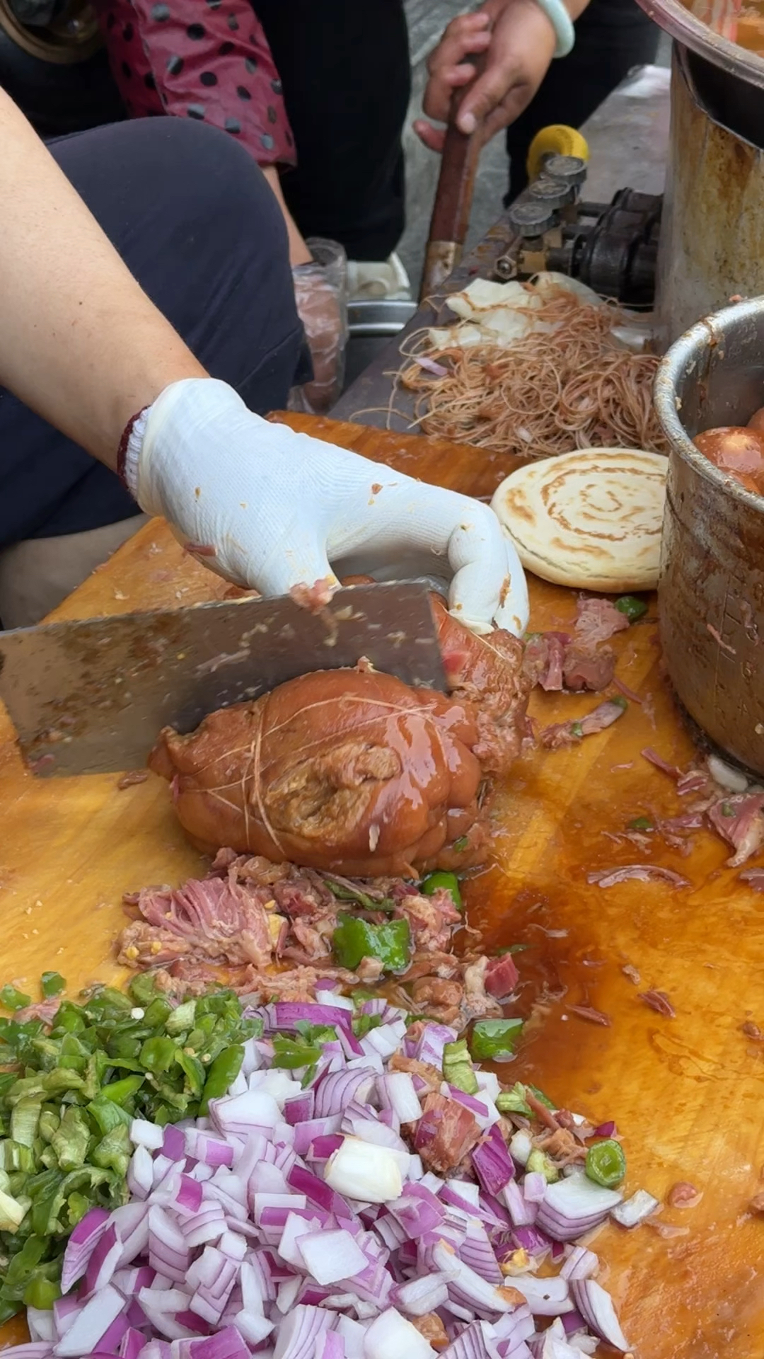 陕西西安特色肉夹馍,12一个,这大肘子软烂脱骨,看着就好吃