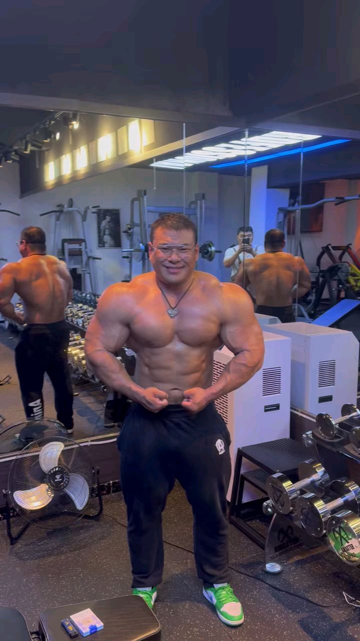 威猛霸气的肌肉男不输欧美