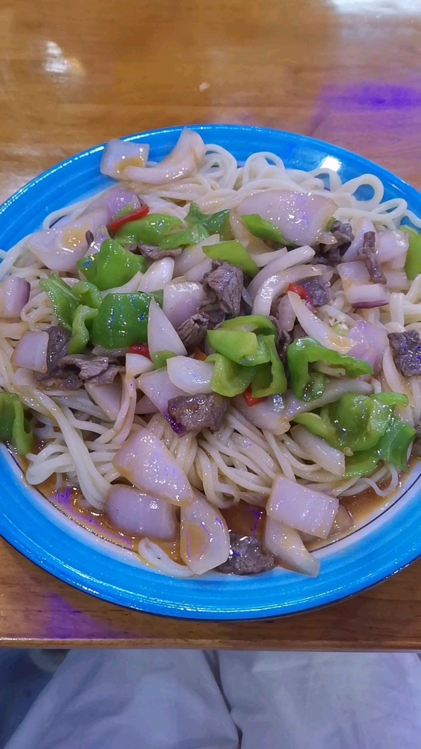 回南昌上班的我,下了班去兰州拉面来一碗洋葱牛肉盖浇面!