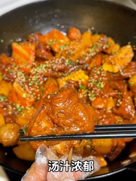 在家也能做的鸡爪鸡翅煲,汤汁浓郁,鸡翅鸡爪软烂脱骨