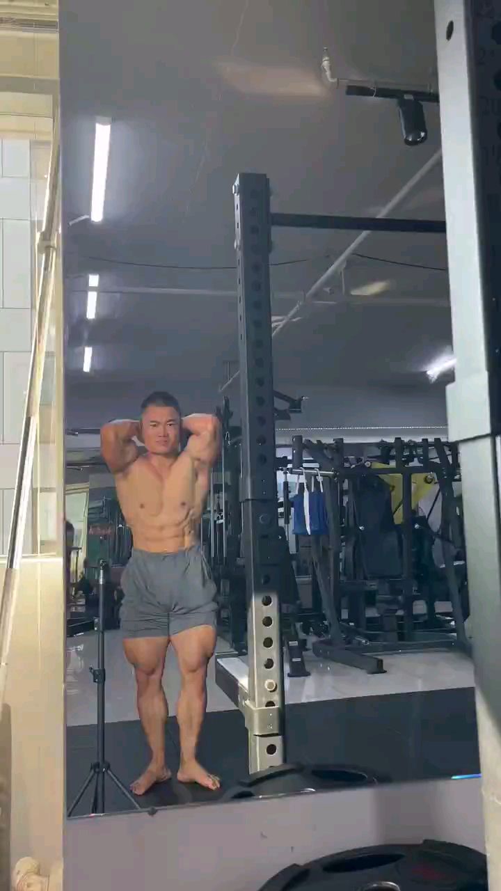 六块腹肌的肌肉男身材你打几分