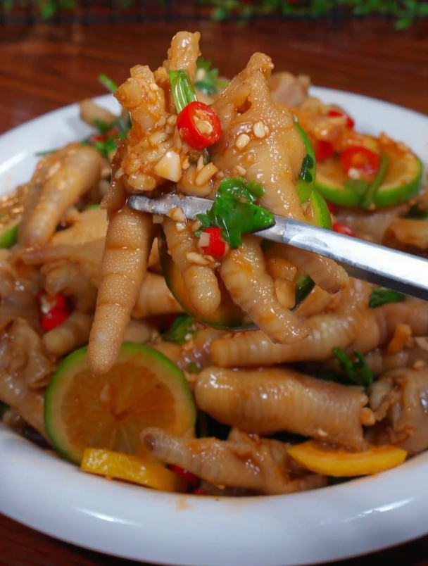 网红柠檬鸡爪做法简单,酸爽过瘾,在家也能实现鸡爪自由了