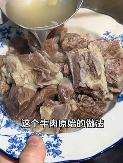 牛肉最原始的做法!清炖牛肋条不柴不腥,配上蘸水那叫一个绝!