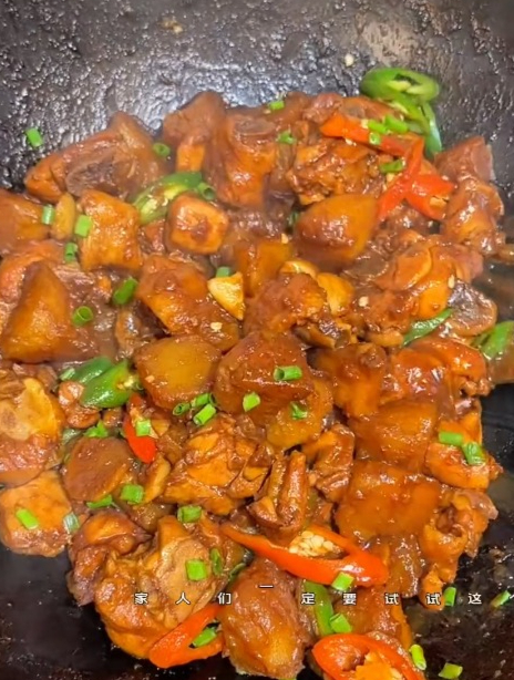 超好做又好吃的红烧土豆炖鸡,鸡腿上裹满蘸汁的土豆超级下饭!