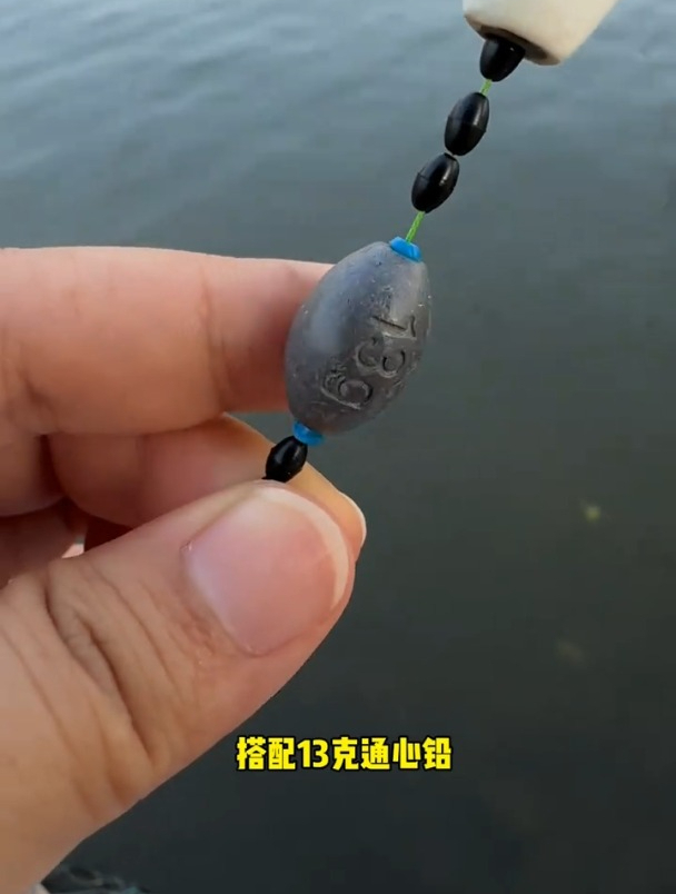 这就是号称草鱼收割机的老六钓法,只要河里有鱼,一钓一个准!