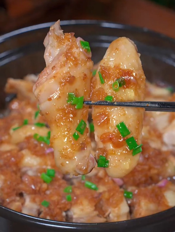 这个是广东非常有名的沙姜鸡煲,从小吃到大都吃不腻