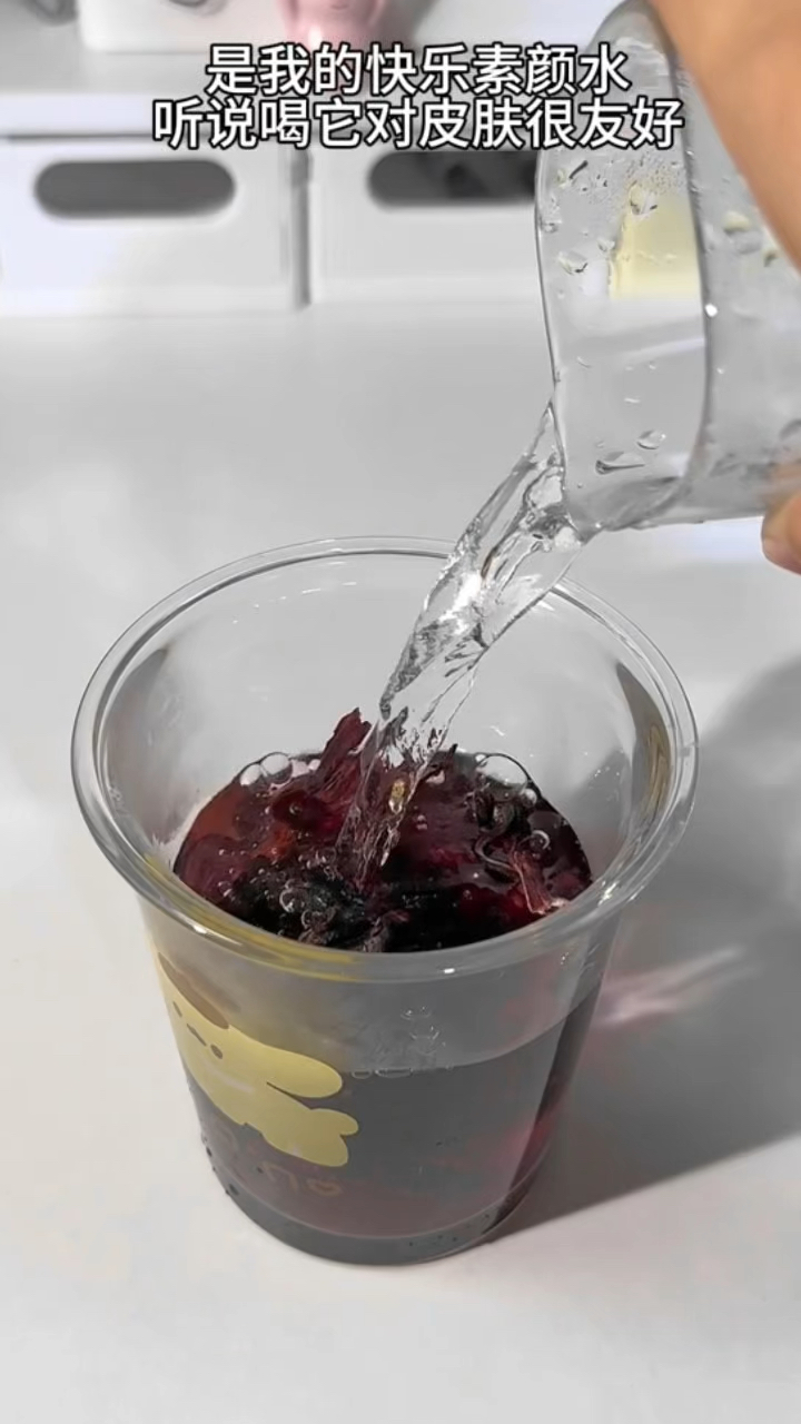 洛神花茶是我的快乐素颜水,喝起来酸酸甜甜,像酸梅汤的味道。