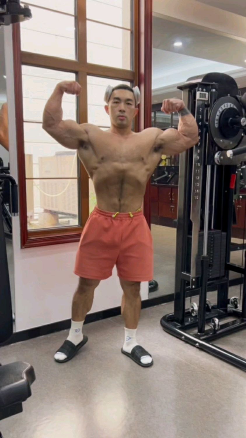 威猛霸气的肌肉男
