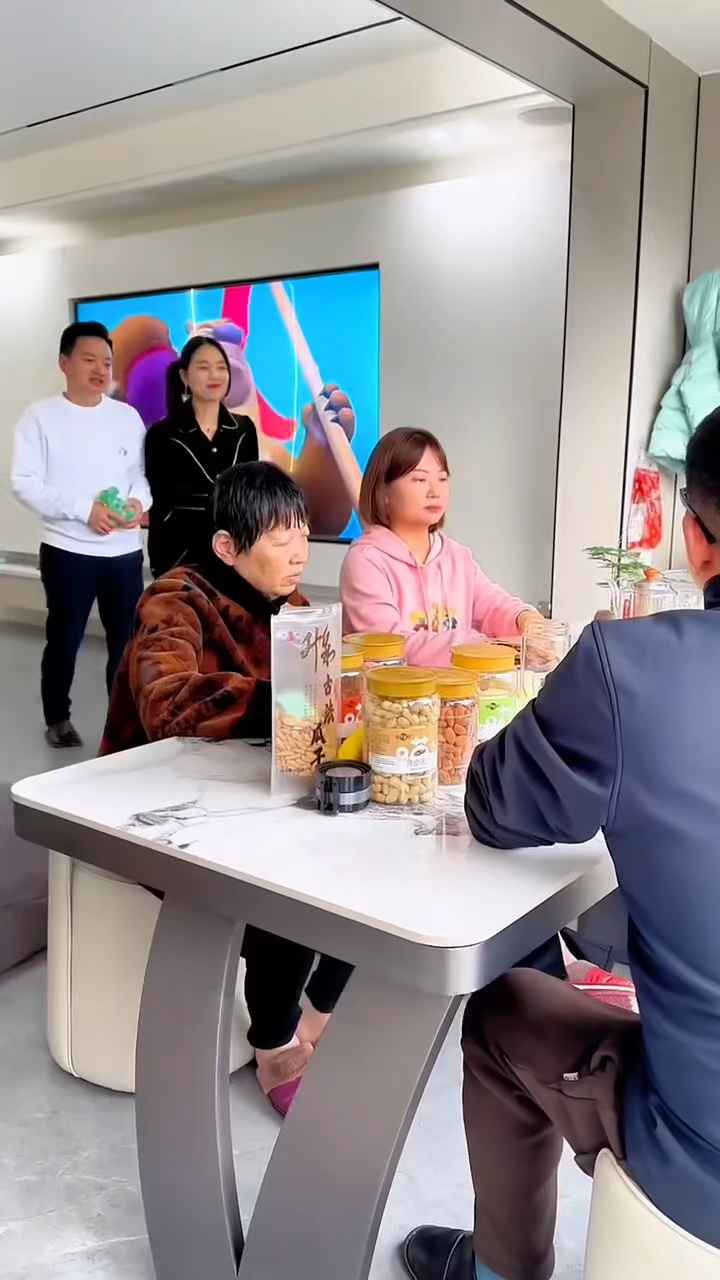 今天我们一家人围在一起包饺子,一顿手工饺子更是年味儿最浓的
