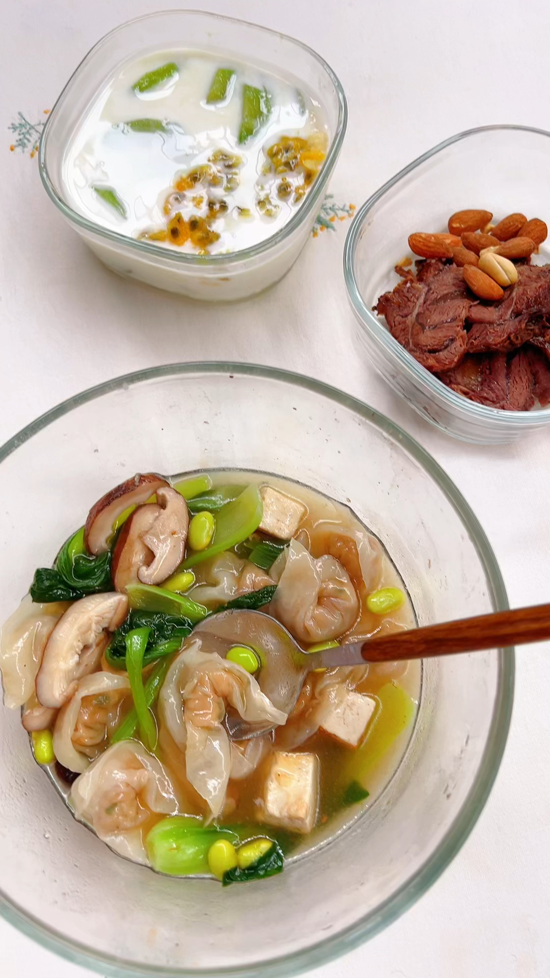 非遗美食福建肉燕,加上豆腐蔬菜蘑菇,毛豆煮汤,营养更均衡